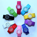 Yxl-877 Cute Kid Niños Niño Chica Quartz Slap en reloj de pulsera Azul Silicona Banda Redonda Dial Reloj Número de pantalla de regalo Drop Shipping